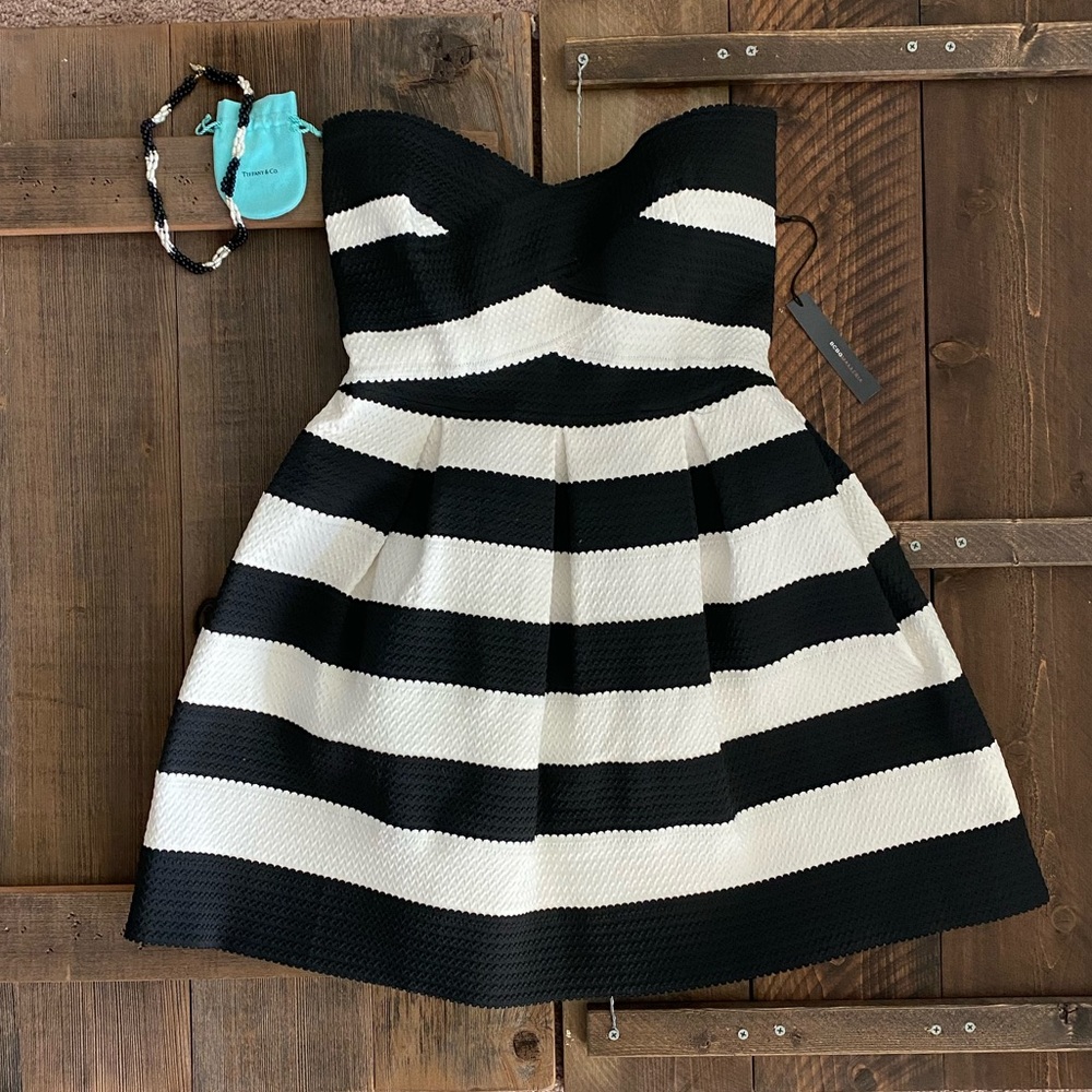 BCBGMaxAzria Dress NWT Beautiful!!! 🖤🤍